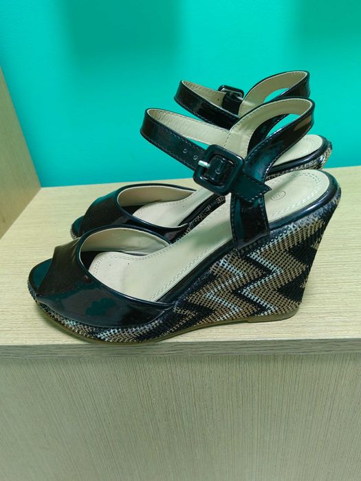 Сандали на платформа