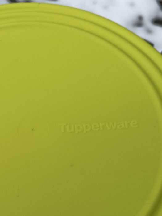 Vând set Tupperware…