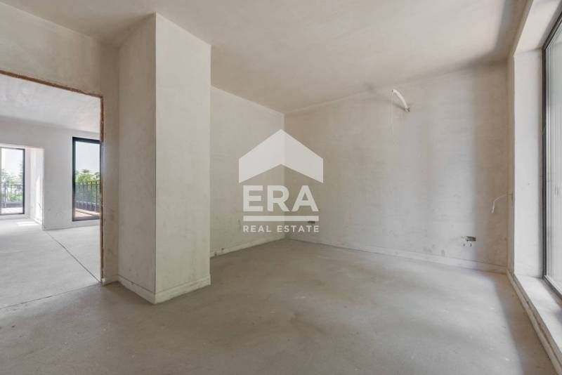 Прекрасен четиристаен апартамент с невероятни гледки към града и плани