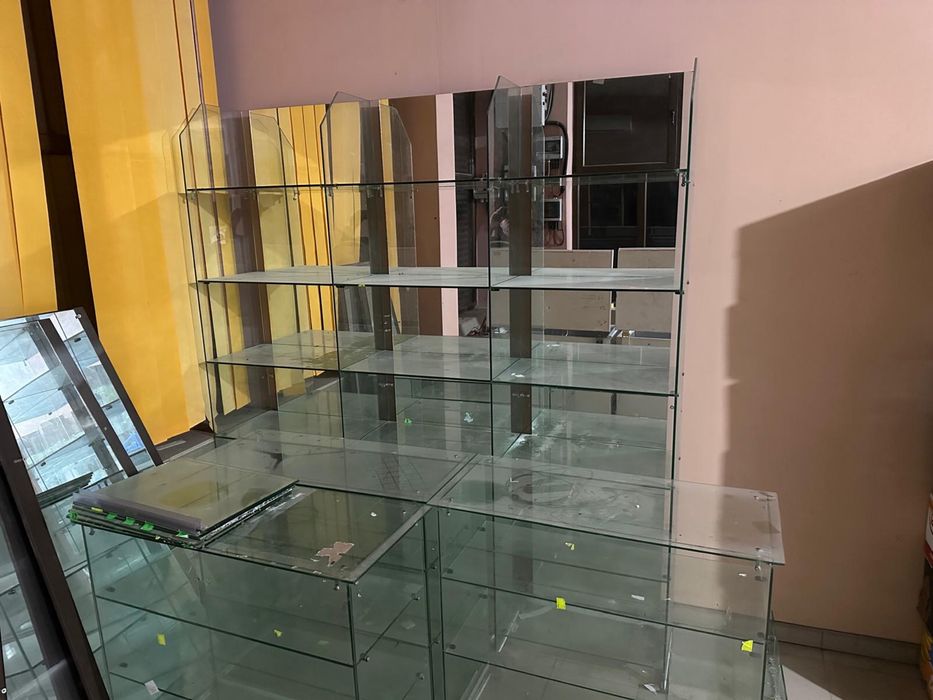 Vând rafturi din sticla cu oglinda pe spate si tonete