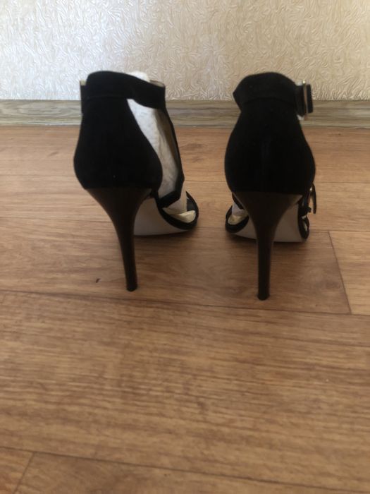 Босоножки GUESS замшевые