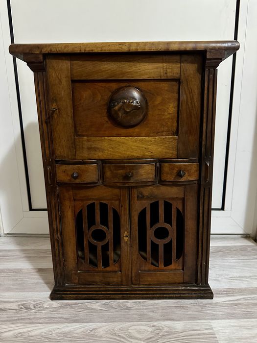 Старинен шкаф орех дърворезба