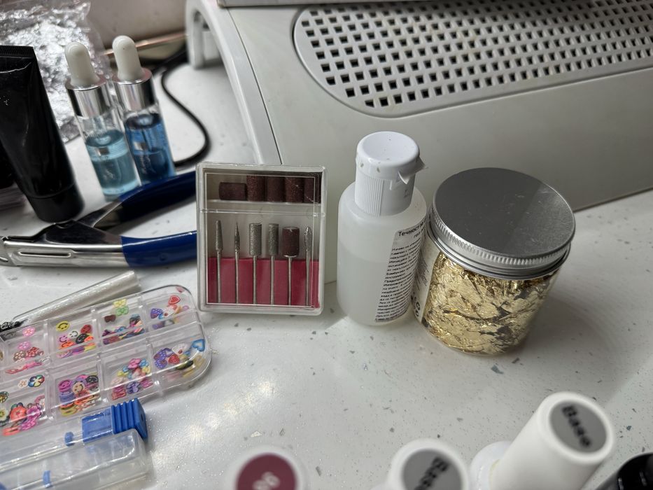 Продавам комплект за маникюр