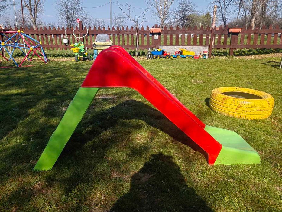 Детска люлка и пързалка