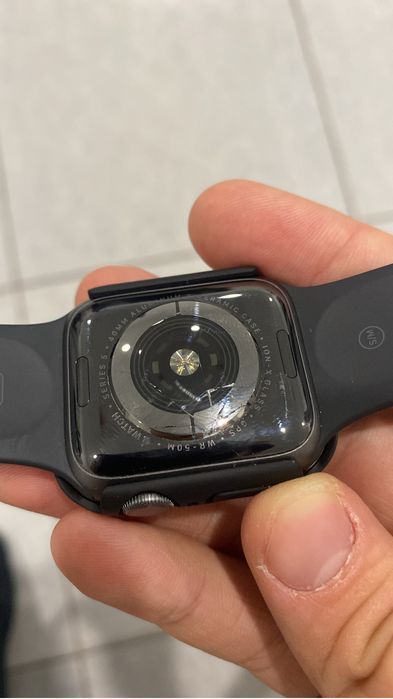 продам apple watch series 5 с трещиной