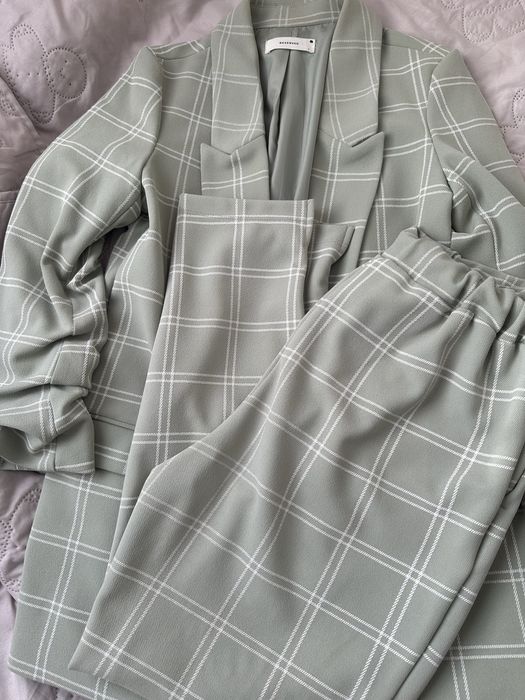 Дамско сако и панталон reserved