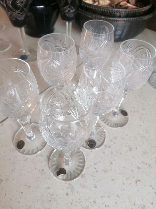 Set de pahare fabricat manual în România și conține peste 24% oxid de plumb, impecabile