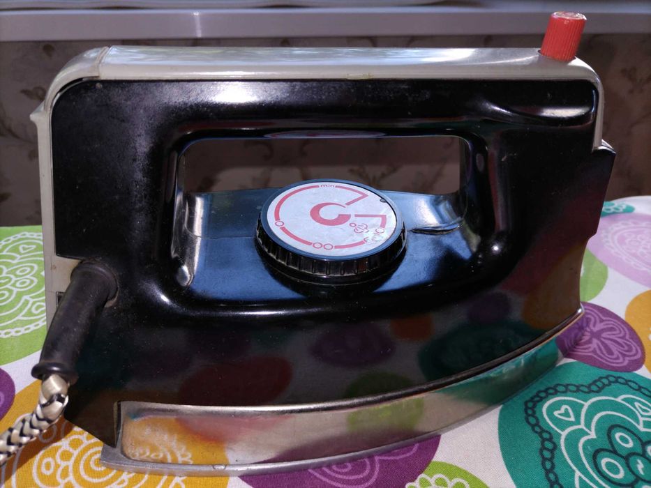 Продавам руска ютия, работеща.