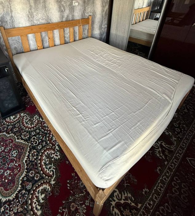 Двуспальная кровать с матрасом