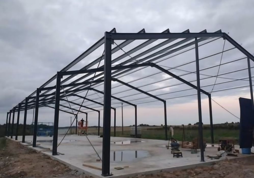 depozitare sau adăpost. Construcția robustă și dimensiunile generoase