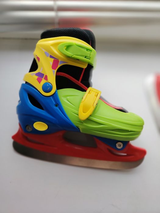 Продам коньки с дефектом