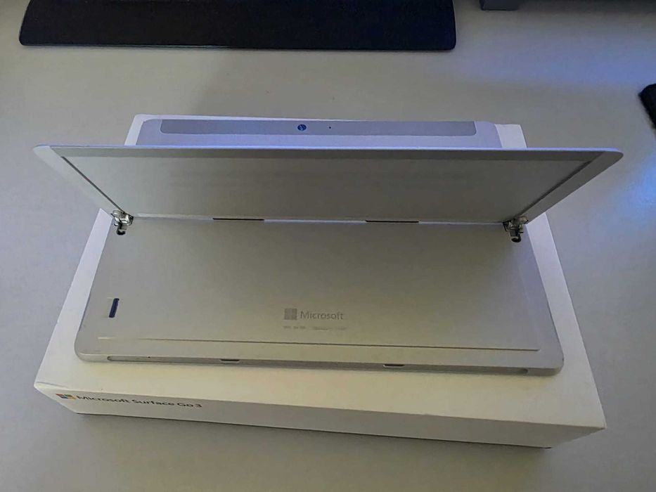 Tableta Microsoft Surface GO 3 la cutie