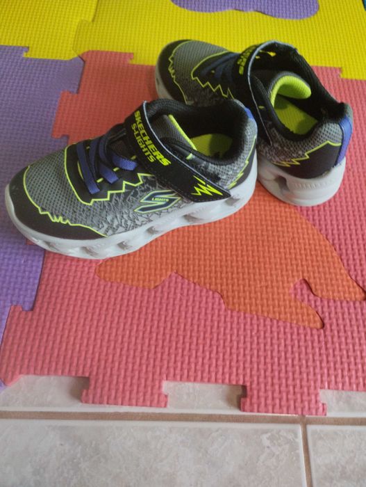 Детски маратонки Skechers 25номер светещи