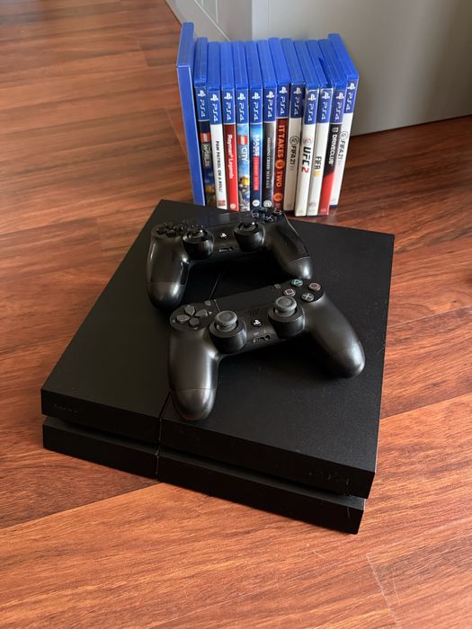Vand PS 4 Play Station 4 / 2 Controllere / Jocuri