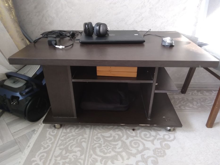 Продаю  стол на колесах
