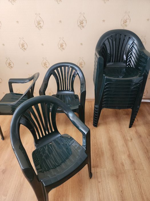 Продам пластиковый садовый стул.