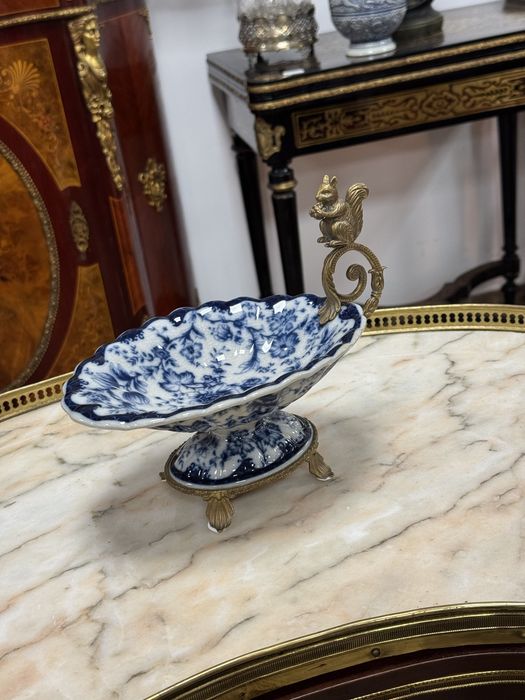 Bomboniera deosebita din portelan si elemente bronz