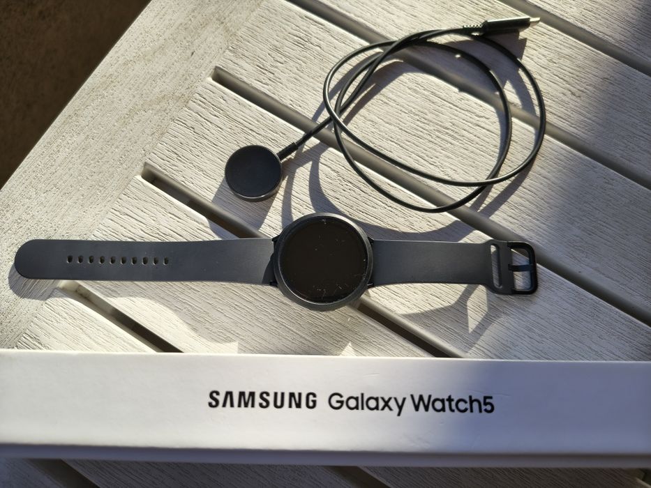 Samsung Galaxy Watch 5 – отлично състояние, пълен комплект