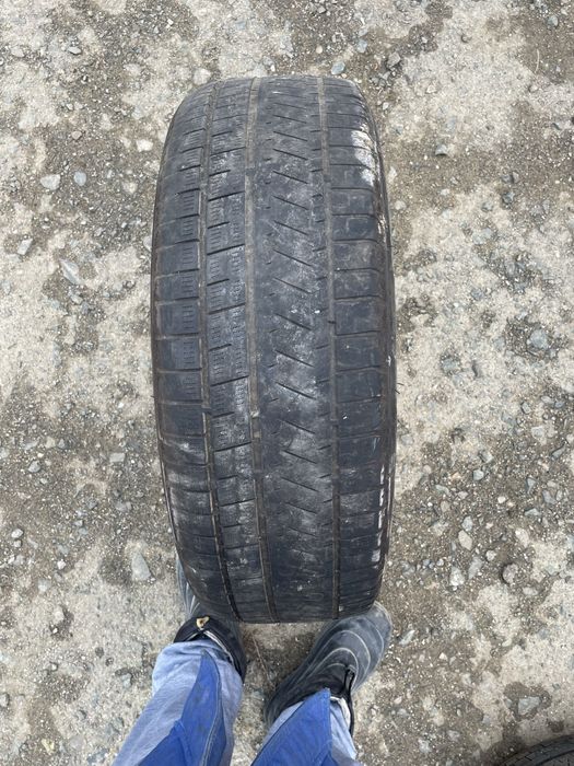 Всесезонные зимние шины 235/65/R17.