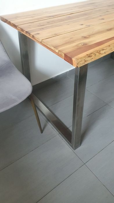 Vând masă lemn masiv-stil industrial / terasă cu  picioare  de fier, foarte solidă,  pretabila pentru terasă /bucătărie /grădină. etc