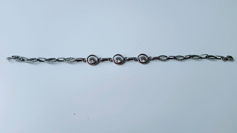 Сребърна гривна с 3 камъчета