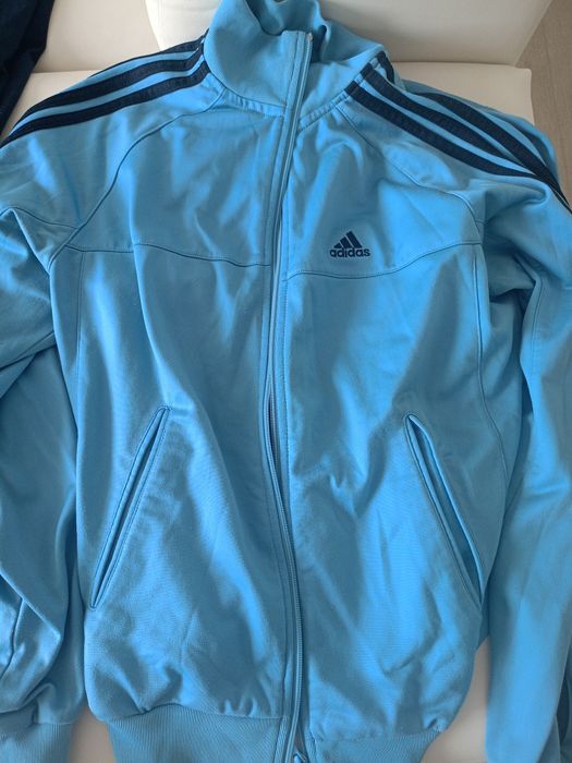 Vând treining damă Adidas produs de calitate superioara mărimea,bluza M, pantalonii XL.