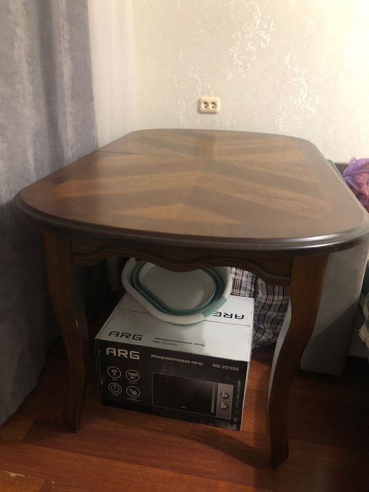 Стол для гостинной