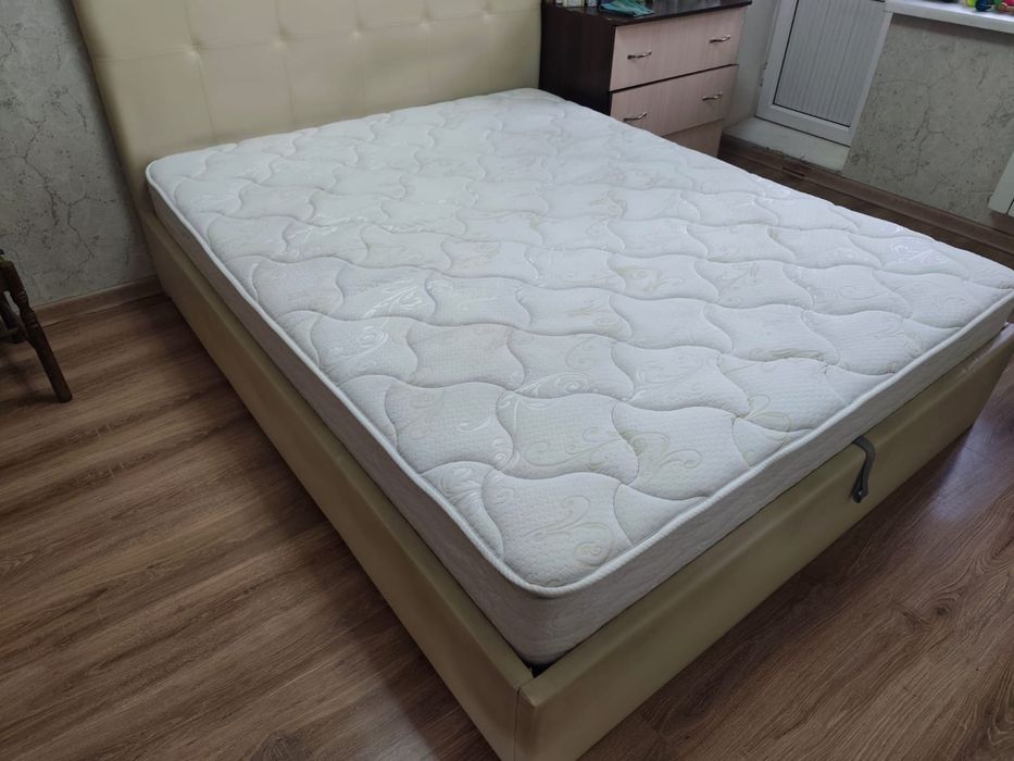 Продаётся двуспальная кровать 200х160