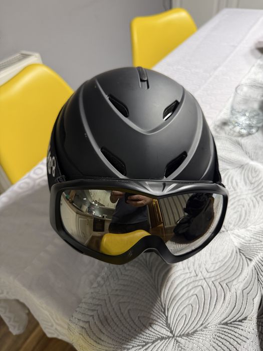 Vand 2 buc Casca schi pentru adulti si 1 buc copii