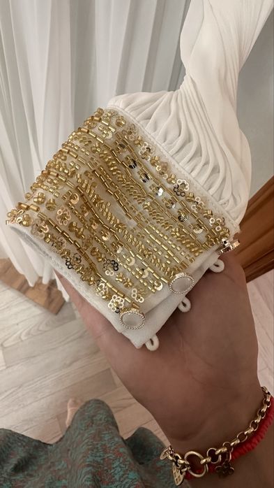 Элегантное платье в белом цвете со стразами