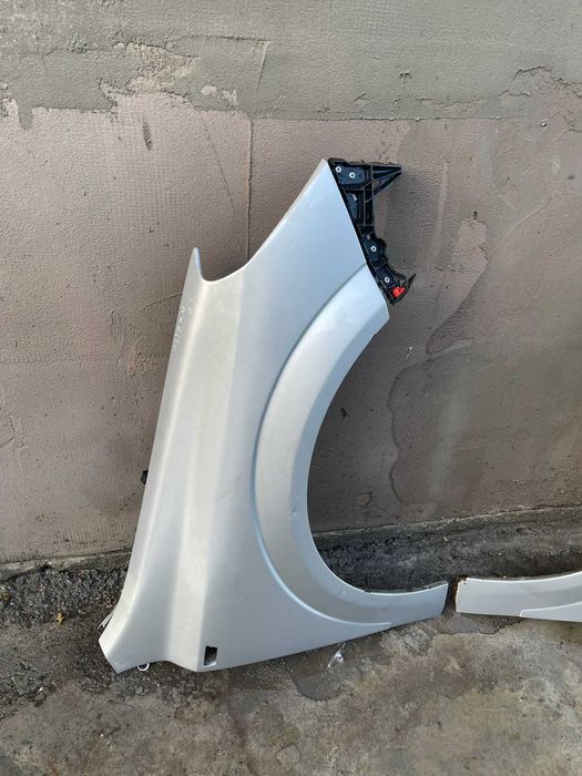 Aripă față stânga / dreapta Opel Astra H 2004–2010–culori gri și negru