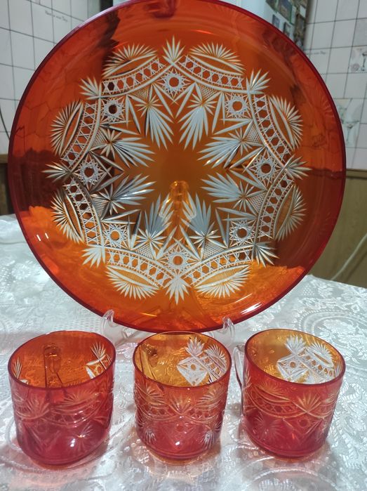 Продается старинный цветной хрусталь,красный