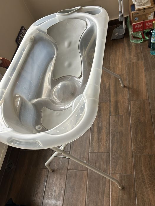 Бебешка анатомочна вана за къпане 0-12м със стойка.