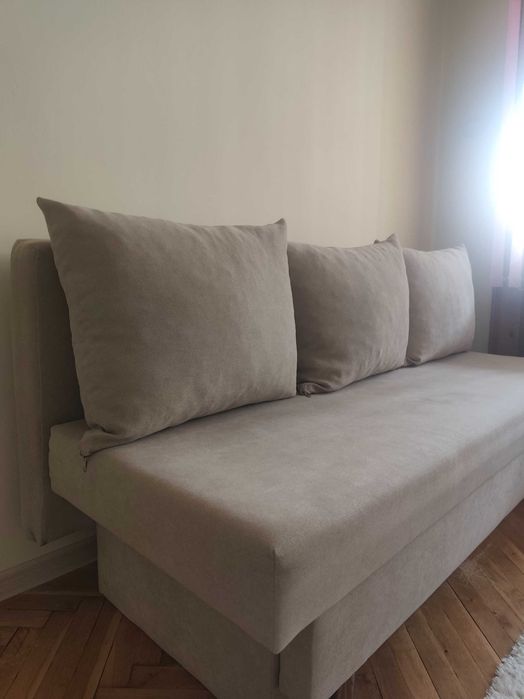 Много запазен Диван