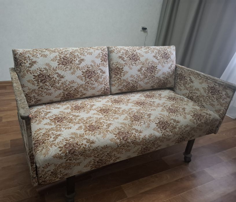 Диван на колёсиках