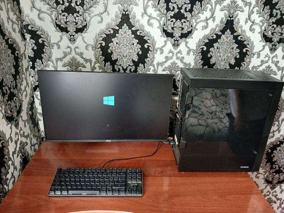 Продаётся игровой компьютер со стабилизатором со столом
