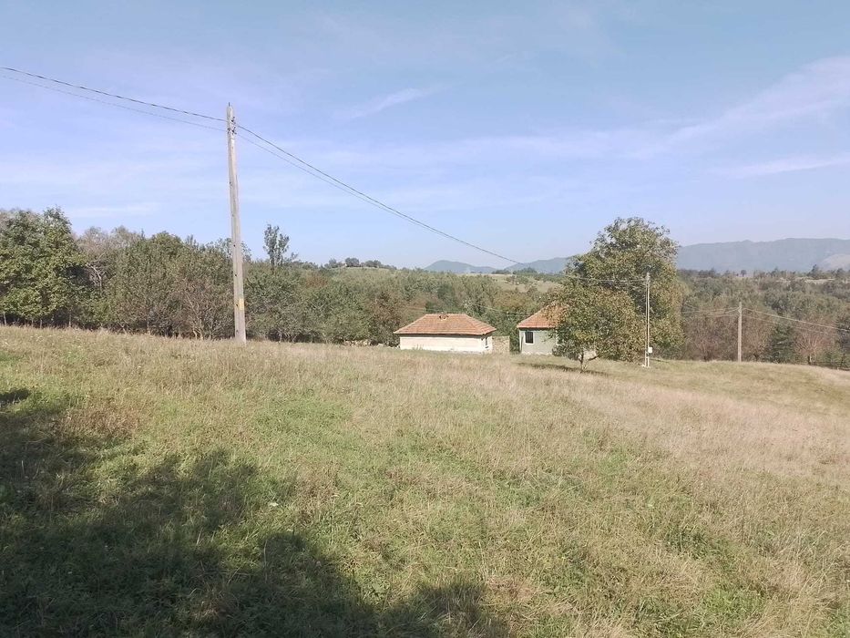 1,5 ha cu 2 case vechi, livadă și izvor lângă Via Transilvanica