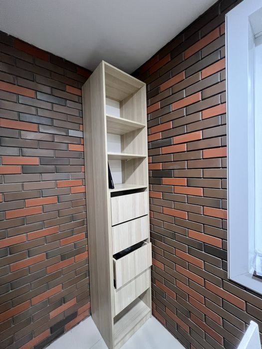 Учеьный стол и полка для книг