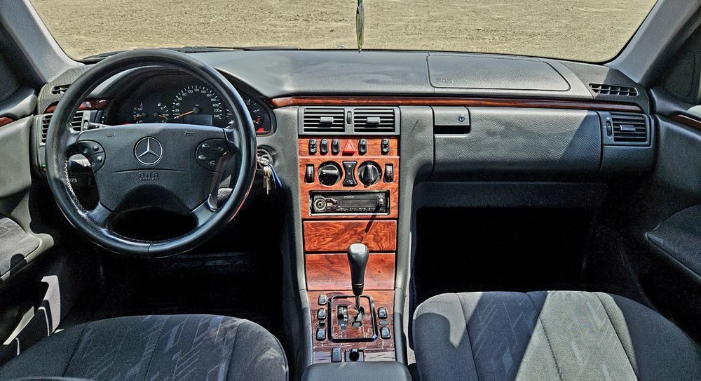 Mercedes-Benz W210