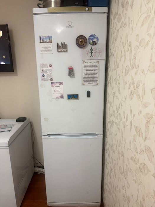 Продается холодильние INDESIT