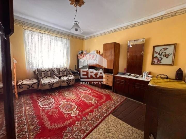 Само в ЕРА Визия! Две къщи, с двоен гараж и голямо дворно място, с пло