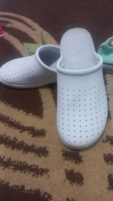 Vand pantofi noi negri ai tenesi de femei