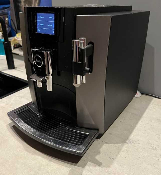 кафемашина JURA E8 coffee machine platinum - перфектна