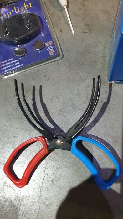 Въдица с макара и подаръци за щука.Нови са!