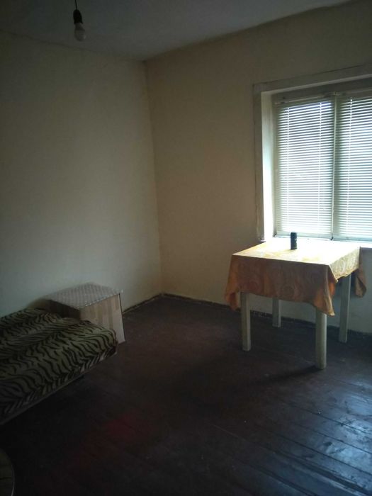 На около 2ч.от София на близо ЖП гарата в Телиш.