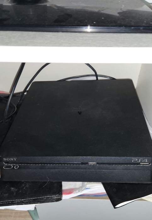 PS4 Slim 1TB + FC 25 & Crew Motorfest + 2 Manete