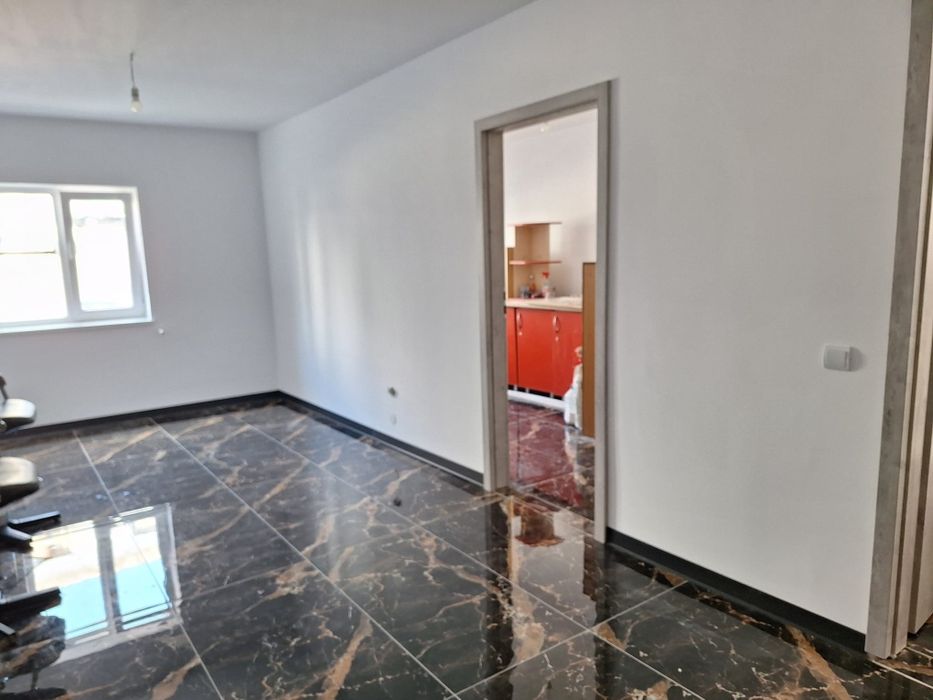 Vând apartament sau spațiu comercial