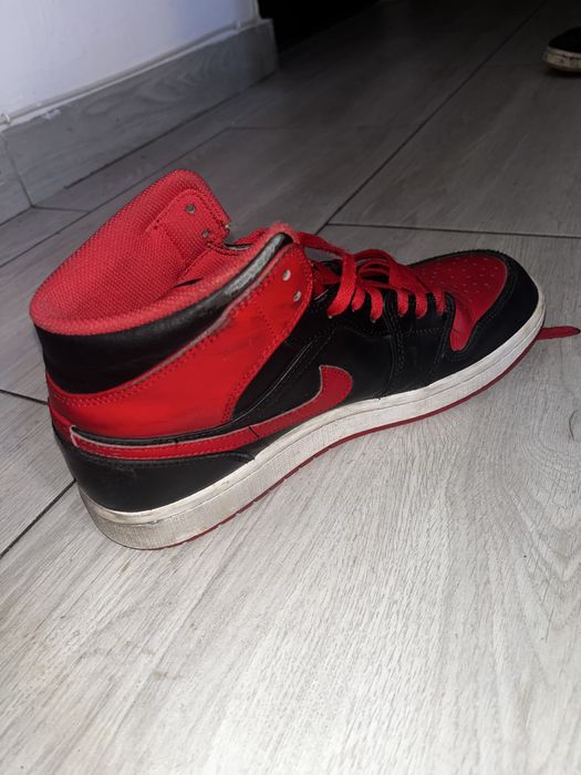 Jordan 1 Mid rosu cu negru marimea 43 (Nike, air jordan)