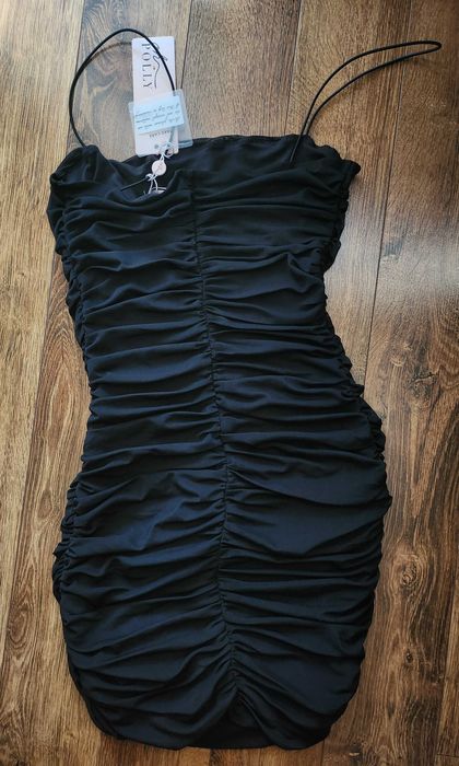 Къса черна рокля