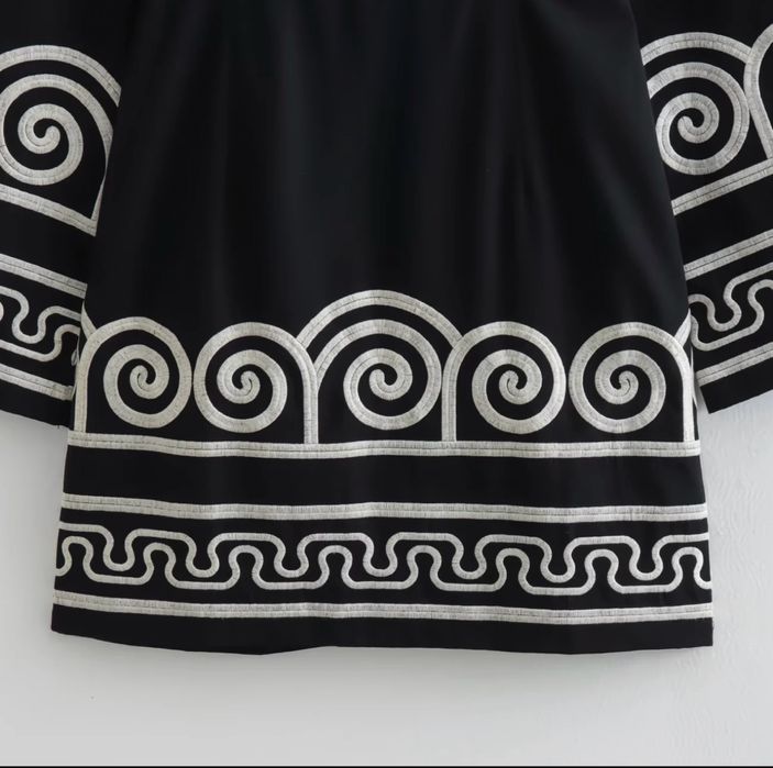 Черное плятье с цветочным принтом